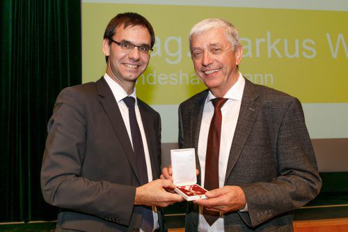 LH Markus Wallner überreichte Franz Rein das Große Verdienstzeichen.  VLK
