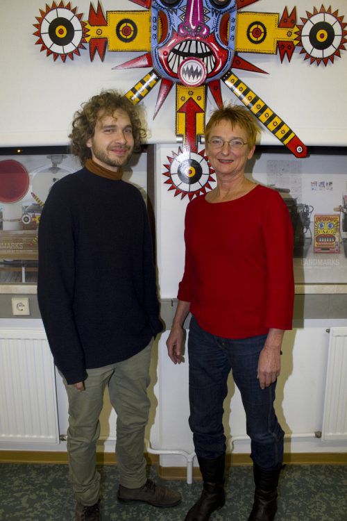 Lorenz Helfer und Marita Sperlich lassen sich die Präsentation nicht entgehen.