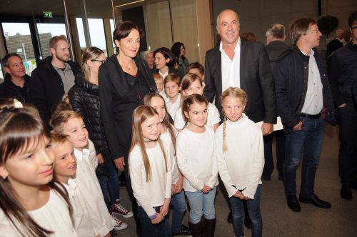 LR Bernadette Mennel und Bürgermeister Herbert Sparr wurden von Volksschülern in der VS Unterdorf begrüßt.