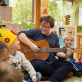 Zufriedene Kindergartenpädagogin