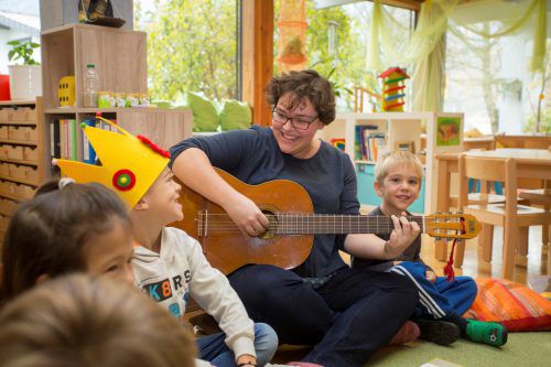Maria Benzer ist glücklich in ihrem Beruf als Kindergartenpädagogin. Mit der Matura hatte sie auch eine Berufsausbildung. VN/Paulitsch