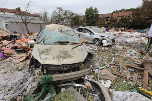Mehrere Häuser stürzten ein, auch Autos wurden zerstört. AFP