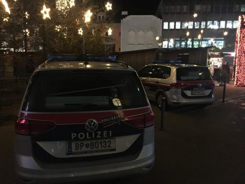 Mehrere Polizeistreifen, eine Hundestaffel und auch Beamte des Sondereinsatzkommandos Cobra eilten am Freitagabend zum Weihnachtsmarkt in Bregenz. PlETSCh