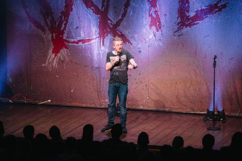 Michael Mittermeier hat sturmfrei und feiert die wildeste Party der Stand-up-Comedy. jan frankl