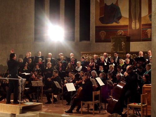 Michael Schwärzler leitete das Konzert zur Feier des 80. Geburtstags seiner Sängergemeinschaft. Jurmann