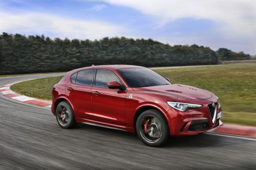Mit dem Stelvio „Quadrifoglio“ bringt Alfa Romeo nun das Topmodell der SUV-Baureihe auf den Markt. Den Antrieb leistet ein 2,9-Liter-V6-Biturbo mit 510 PS und einem Drehmoment von 600 Newtonmeter. Die Höchstgeschwindigkeit geben die Italiener mit 283 km/h an, die Beschleunigung mit 3,8 Sekunden aus dem Stand auf Tempo 100.
