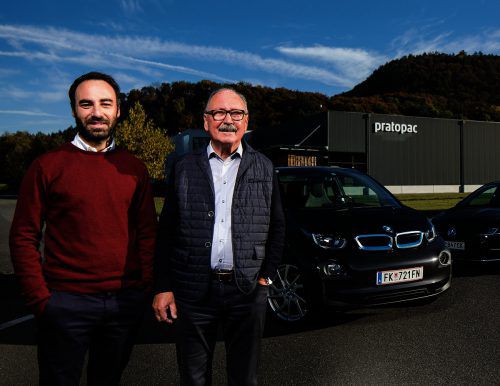Mit E-Autos unterwegs: Werner und Alexander Abbrederis (v. l.). EAV/Gmeiner