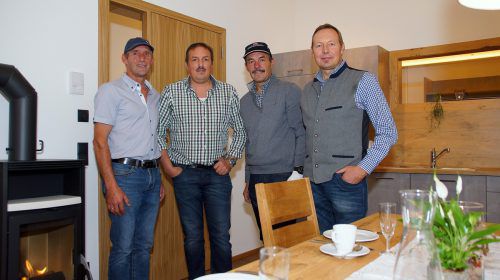 Mit Stolz präsentierte das Bauquartett, bestehend aus Harald, Roland, Robert und Stefan Konzett, die Suiten mit gehobenem Wohnambiente.