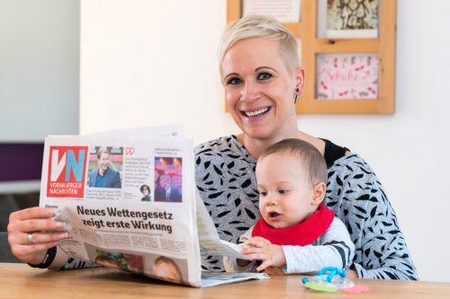 Nach dem Frühstück mit dem kleinen Moritz liest Angelika Payer-Alton gerne die Vorarlberger Nachrichten. VN/Stiplovsek