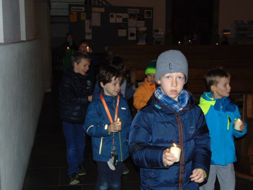 Nach der Segnung zogen die Kinder mit Kerzen durch die Pfarrkirche St. Martin.  mima