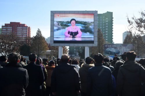 Nordkoreaner verfolgen auf Bildschirmen in der Hauptstadt Pjöngjang die Verkündung des jüngsten Raketentests. AFP
