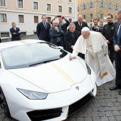 Papst Franziskus will geschenkten Lamborghini nicht