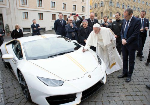 Papst Franziskus setzte lieber den Stift an den weißen "Huracán"an. APA