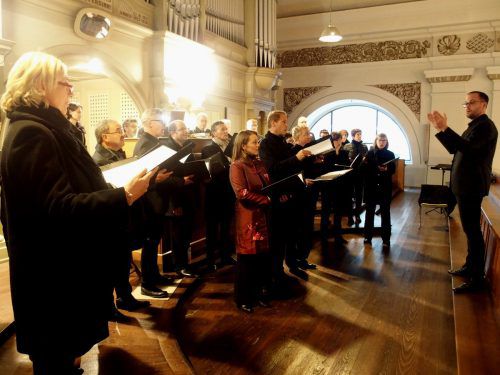 Paul Faderny mit seinem Projektchor „Chorioso“, zu dem sich 30 Sänger aus der Region zusammengefunden haben. JU