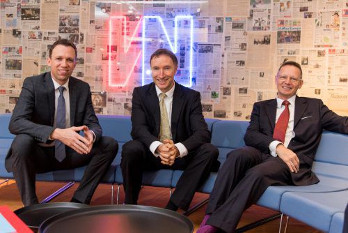 Peter Scherbaum (Direktor Schoellerbank Bregenz) mit den Investmentspezialisten Christian Fegg und Robert Karas. VN/Stiplovsek