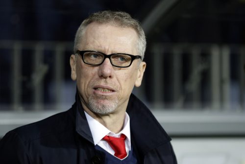 Peter Stöger will Klarheit über seine Zukunft beim Tabellenschlusslicht. AP