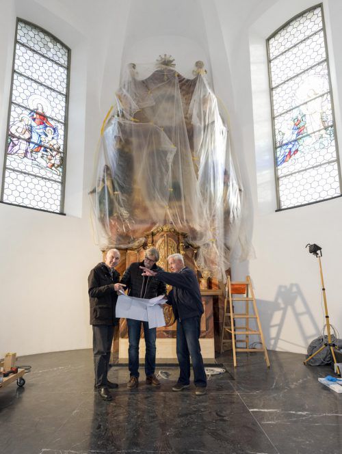 Pfarrer Paul Burtscher, Architekt Christian Lenz und Josef Gunz (v. l.) diskutieren vor dem sanierten Volksaltar das neue Erscheinungsbild der Kirche.  VN/Stiplovsek
