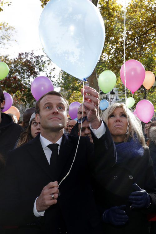 Präsident Macron und seine Frau Brigitte lassen zur Erinnerung Ballons steigen. AP