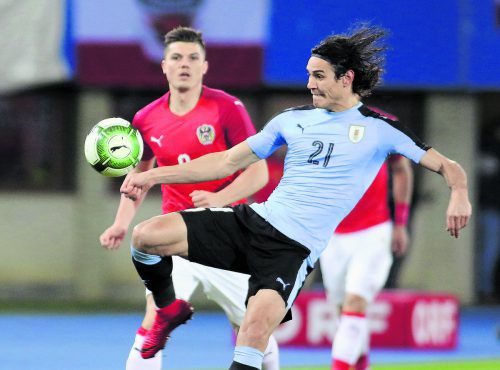 PSG-Star Edinson Cavani, im Bild vorne, dahinter Marcel Sabitzer, traf auch gegen Österreich. Doch Rot-Weiß-Rot beendete das Länderspieljahr mit einem verdienten Heimsieg. ap