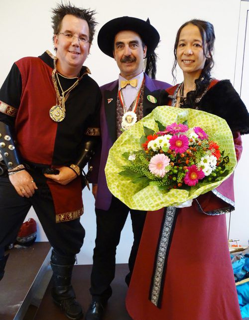 Schlossnarren-Obmann Karl-Heinz Sutter mit dem Ritterpaar Markus I. und Manuela.  tf