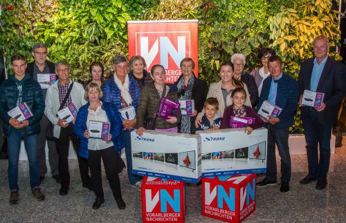 Strahlende Gewinner: Die VN verlosten zwei Fernseher inklusive simpliTV-Modul sowie 30 simplyTV-Boxen. VN/Steurer