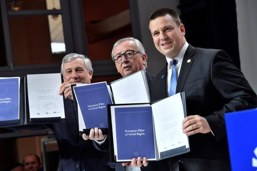 Tajani, Juncker und Ratas präsentieren die gemeinsame Charta. reuters
