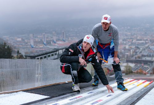 Titelverteidiger Stefan Kraft übt schon mal den perfekten Absprung in die neue Saison im Skisprung-Weltcup. apa