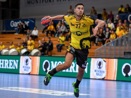 Trotz Problemen an der rechten Schulter biss Bregenz-Spieler Luka Kikanovic auf die Zähne und erzielte gegen seinen Ex-Klub vier Treffer. GEPA