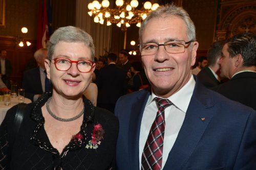 Ulrike Kinz vom Verein der Vorarlberger mit Bundesratspräsident Edgar Mayer.