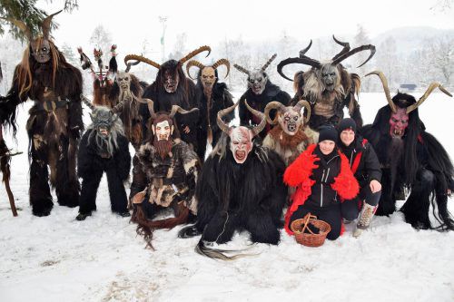 Unter den Masken staut sich die Luft, man sieht nur im Tunnelblick und das Fellgewand wiegt bis zu 25 Kilo – Krampus zu sein ist nicht leicht.