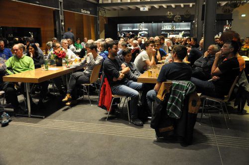 Viele Mitglieder waren aufgrund der brisanten Tagesordnung zur Versammlung in die inatura gekommen.