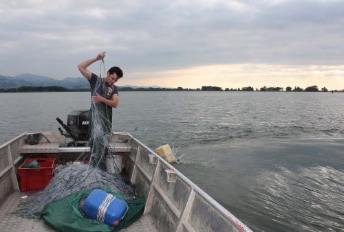 Viele Tage auf dem See endeten für die Fischer mit Enttäuschung: Die Maschen waren leer. g. Grabher