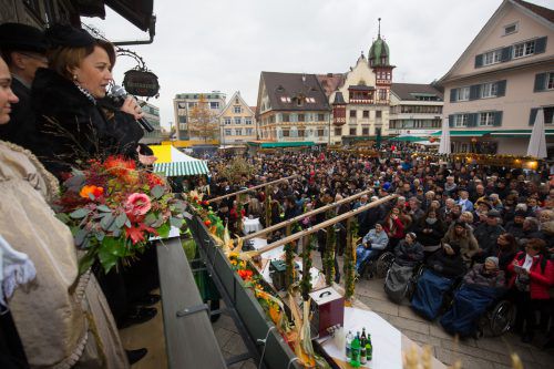 Voller Marktplatz bei der Eröffnung durch Dornbirns Stadtchefin Andrea Kaufmann. VN/Hartinger