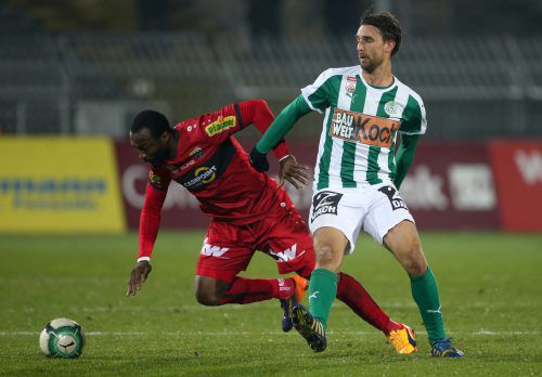 Während Altach in Person von Louis-Clement Ngwat-Mahop (l.) weiter stolpert, ist Mattersburgs Jano obenauf. gepa