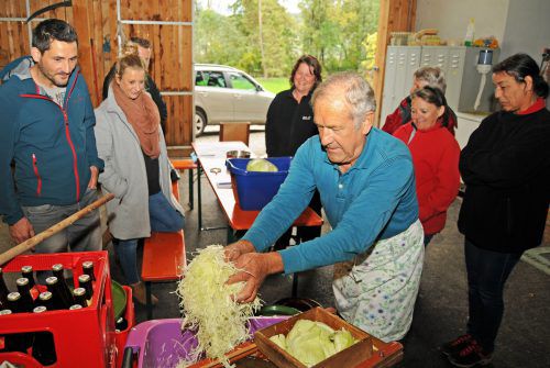 Werner Sohm mit dem frisch gehobelten Kraut.  ajk