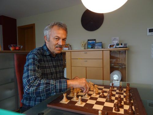 Wilfried Spiegel erfüllte durch Erfolge in mehreren Turnieren die Kriterien für den Titel „Internationaler Meister“ im Fernschach. Spiegel
