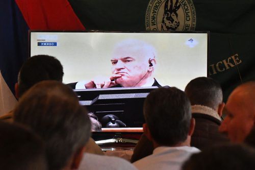Zahlreiche Menschen verfolgen eine Liveübertragung aus dem Gericht. Mladic zeigte sich weiter uneinsichtig. AFP
