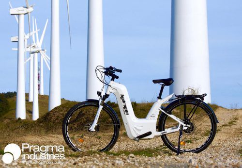 Zwei Minuten tanken, 100 Kilometer fahren. Die französische Firma Pragma Industries hat mit dem Alpha 2.0 das erste industriell produzierte Brennstoffzellen-Fahrrad für Flottenbetreiber auf den Markt gebracht. Wie das Unternehmen aus Biarritz mitteilt, wurden in mehreren französischen Städten erste Flotten dieses zukunftsweisenden E-Bike-Typs bestellt.