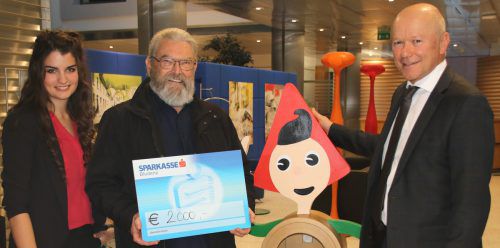 2000 Euro konnten Christian Ertl (r.) und Larissa Heiseler an Dieter Reimers übergeben.