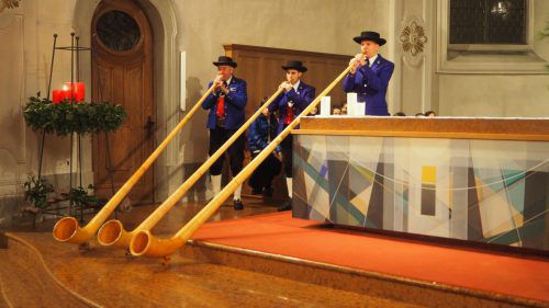 Auch die Alphornbläser aus Brand trugen zu dem stimmungsvollen Abend für die gute Sache bei. egle