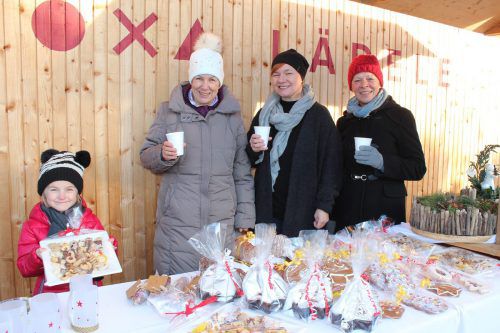 Auch Ida, Christiane und Erika waren beim kleinen Adventmärktle dabei. wam