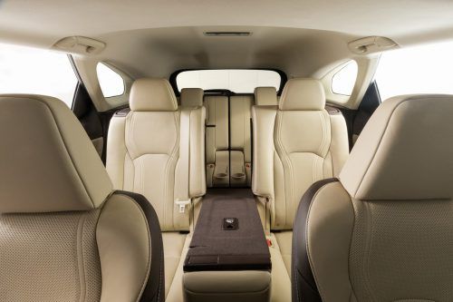 Auf der Los Angeles Auto Show hat  Lexus den RX in der Vorwoche in einer neuen Langversion vorgestellt. Zwar wurde das SUV-Modell um lediglich elf Zentimeter auf exakt fünf Meter gestreckt, dennoch soll der Längenzuwachs für eine dritte Sitzreihe genügen. Entsprechend können künftig bis zu sieben Personen im RX L mitfahren.