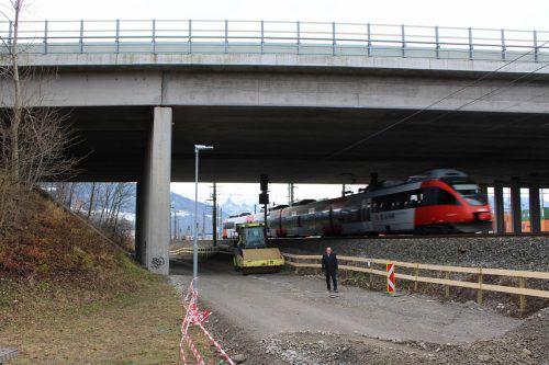Bei der Bahnunterführung in Lauterach führt der Radweg auf die L 190. stp