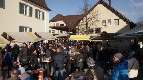Beim Göfner Adventmarkt herrschte trotz Kälte starker Andrang. 28 Aussteller sorgten dafür, dass viele Besucher das passende Weihnachtsgeschenk finden konnten.  Dorfmarkt Göfis