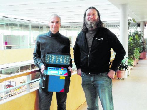 Beispiel für eine gelungene Standort-Kooperation: Ulrich Klapper (l.) und Bernd Marte (r.) zeigen das neue Basic Test Set von Omicron.   Firma