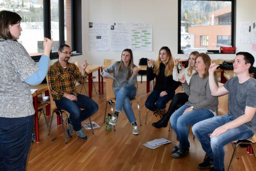Besucher konnten erste Erfahrungen im Gebärdenunterricht sammeln. loacker