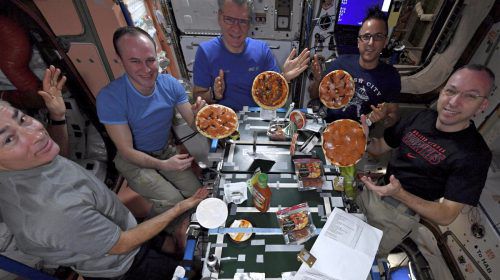 Bresnik taufte das Pizzateam „IPDS“ für „Intergalactic Pizza Devouring Squad“.  ap
