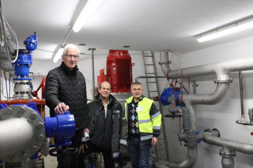 Bürgermeister Wilfried Berchtold, Stadtwerke-Geschäftsführer Manfred Trefalt und Bereichsleiter Wasser Johannes Marte vor dem neuen Trinkwasserkraftwerk.  VN/Schweigkofler