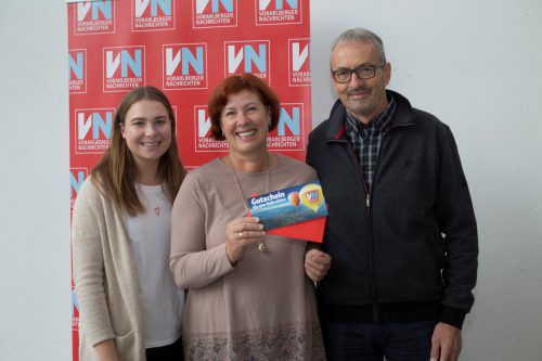 Das Gewinner-Ehepaar Schmelzenbach mit VN-Marketingmitarbeiterin Katharina Schaffgotsch (l.) .  VN/Paulitsch