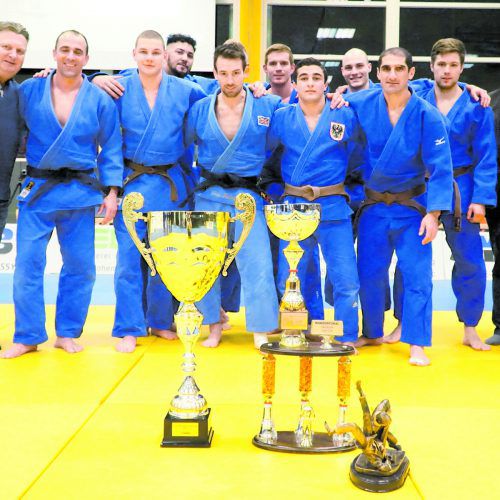 Das LZ-Siegerteam beim Steinbock-Cup 2017 (v. l.): Marco Lamprecht, Marco Moosbrugger, Benjamin Bouizgarne, Craig Fallon, Dario Kurbjuweit (verdeckt), Michael Greiter, Vache Adamyan, Martin Flatz, Samvel Adamyan und Volkhard Stangl. Verein